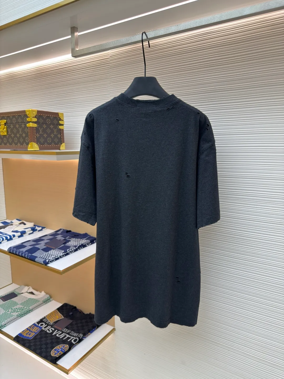 Acne Studios Distressed Printed Short Sleeves ●Authentic: Purchased and developed for 3000 ●Item No.: 1680377-A00 ●Fabric: Double-ply cotton plain fabric ●Technology: Distressed printing ●Version: Fitted version ●Weight: about 295 grams ●Size: S-M-L-XL ●Description: Customized Dream Double-ply cotton plain fabric with excellent texture, comfortable and skin-friendly, with deep black as the main color Like the mottled rust on ancient copperware, the unruly soul of AcneStudios is engraved on the chest. The ingenious integration of hole elements and wanton swaying on the black canvas is a deliberate rebellion, a break away from the shackles of tradition, and unique in the wave of trends. Glue printing is used. The chest printing is modified three times with the film screen. The glue liquid paint is used to print the pattern on the fabric. The fabric is baked to fix the printed pattern. Many parts of the body of the garment are worn and worn by pure artificial regularity, and hand brush marks are added to the surface of the garment to add texture and depth to imitate the texture of natural wear and tear. The fabrics have been washed to give them a better feel and texture. They are not easy to deform, shrink or fade, and maintain their long-lasting beauty. The overall color is consistent with no color difference. It can be matched with the same style to create a fashionable look, and can be used in various occasions. Customized accessories, complete with three standards, the same style for men and women!